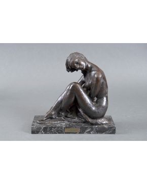 1195-JUAN DE ÁVALOS (1911-2006) Desnudo femenino  Escultura en bronce sobre peana de mármol rojo. Medidas: 30x13x32 cm. 