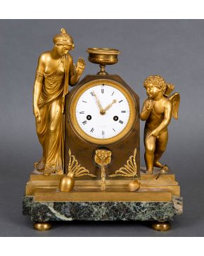 742-Reloj en bronce dorado recreando una fuente con figuras de Cupido y Venus en bulto redondo. Numeración romana. Firma de Kinable. Francia, s. XIX.  Medidas: 32 cm.