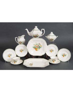 2277-Juego de merienda de La Cartuja de Sevilla con marcas, Colección Canasto Floral". Se compone de cafetera, lechera, azucarero, fuente honda, bandeja ochavada, seis platos de postre y cinco tazas c