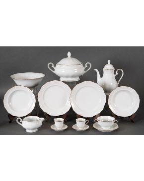 2309-Elegante vajilla en porcelana blanca con filo dorado de Baviera con marcas de Eschembach. Se compone de sopera, ensaladera, cinco bandejas ovales de diferentes tamaños, salsera, once tazas de con