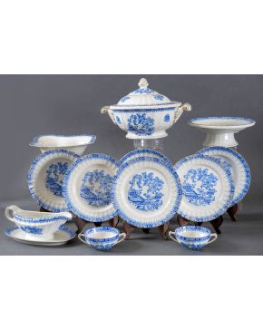 614-Vajilla en porcelana Sainte Claire modelo China-blau . Con marcas y decoración floral en azul y filos dorados. Se compone de: sopera, salsera, salvilla, cuenco cuadrangular, bandeja redonda, cinco