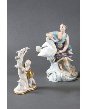 622-Lote en porcelana europea formado por grupo de Leda y el Cisne (marcas de Chelsea) y Niña con perrito  en porcelana de Capodimonte.  Altura mayor: 29 cm. 