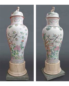 409-Gran pareja de Soldier Vases  siguiendo modelos Qienlong,  Familia Rosa .  Francia, factoría de Samson, s. XIX. Con decoración de Aves Fénix, peonías, flores y aves. Tapas rematadas con leon