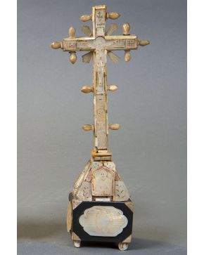 578-Cruz de Jerusalén con placas de nácar grabadas y madera de olivo ff. S. XVIII. Este tipo de cruces las traían los peregrinos de Tierra Santa y estaban fabricadas por los franciscanos custodios de 