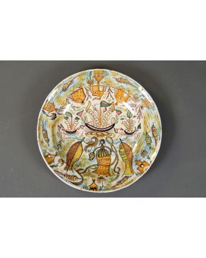 514-Ribesalbes Siglo XIX Plato de cerámica esmaltada y policromada con una profusa decoración de tema marinero, con peces y un personaje femenino. Lañado? Medidas: 34,5 cm. 