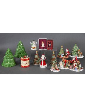 2232-VILLEROY & BOCH “Navidad” Lote formado por cuatro piezas: dos ároles y dos velas. Medidas: 23 cm.