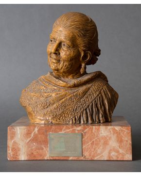 1211-LUIS ÁLVAREZ DUARTE (Sevilla, 1919-2019) Busto de antigua Cigarrera  Terracotta. Medidas: 24x22 cm.  