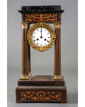 1182-Reloj de pórtico francés, mediados s. XIX. En madera y bronce dorado. Con delicada marquetería de limoncillo. Medidas: 49,5x14,5x26,5 cm.