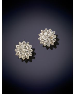 106-ELEGANTES PENDIENTES ESTILO ROSETÓN DE BRILLANTES sobre una montura en oro blanco de 18K.