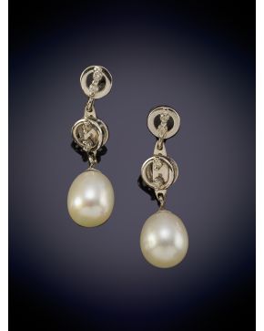 107-ELEGANTES PENDIENTES COLGANTES CON PERLAS CULTIVADAS sobre una montura en oro blanco de 18K.