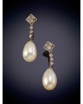 123-ELEGANTES PENDIENTES CON PERLAS CULTIVADAS QUE PENDEN DE UNA MONTURA DECORADA POR BRILLANTES en oro blanco de 18K.