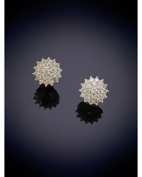 125-ELEGANTES PENDIENTES ROSETÓN DE BRILLANTES DE 0,70CT sobre una montura en oro blanco de 18K.