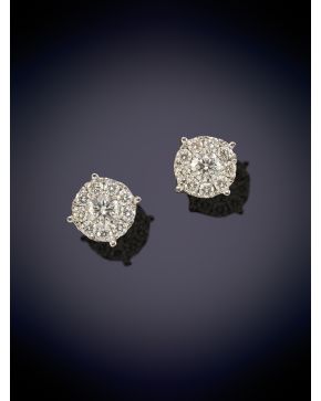 133-BELLOS PENDIENTES ESTILO ROSETÓN DE BRILLANTES sobre una montura en oro blanco de 18K.