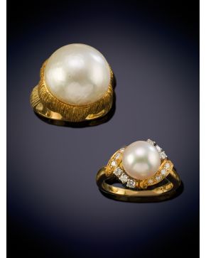 145-LOTE DE DOS SORTIJAS CON PERLAS, una de ellas con orla de brillantes en oro blanco y otra en oro amarillo de 18k. 