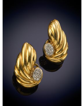 150-ELEGANTES PENDIENTES GALLONADOS CON DETALLE DE BRILLANTES sobre una montura de oro amarillo de 18k. 