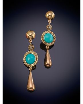 168-ELEGANTES PENDIENTES LARGOS CON UNA TURQUESA CENTRAL sobre una montura en oro rosa de 14K.