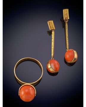 186-ELEGANTE CONJUNTO DE PENDIENTES Y SORTIJA CON ESFERAS DE CORAL en oro amarillo de 18K.