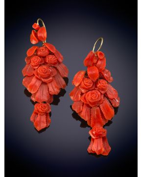 194-ELEGANTES PENDIENTES LARGOS DE CORAL ROJO DEL MEDITERRÁNEO TALLADO EN FORMA DE FLORES sobre una montura en oro amarillo de 14K.