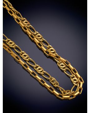 198-CONJUNTO COMPUESTO POR DOS CADENAS CORTAS DE ESLABONES en oro amarillo de 18K.