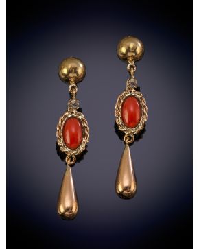 226-ELEGANTES PENDIENTES LARGOS CON UN CABUJÓN DE CORAL ROJO sobre una montura en oro rosa de 14K.