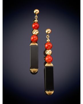 236-ELEGANTES PENDIENTES DE  ESFERAS DE CORAL Y ORO LABRADO CON UN ORTOEDRO DE ONIX en oro amarillo de 18K.