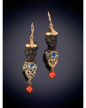 240-BELLOS PENDIENTES MORETTI DECORADOS POR ZAFIROS, BRILLANTES Y UNA ESFERA DE CORAL ROJO DEL MEDITERRÁNEO sobre una montura en plata y oro