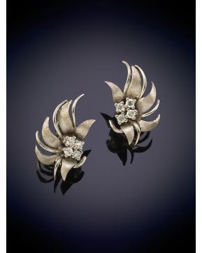 270-BELLOS PENDIENTES DE ESTILO FLORAL CON CENTRO DE BRILLANTES sobre una montura en oro blanco de 18K.