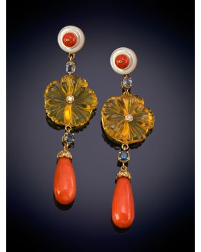 282-ELEGANTES PENDIENTES CON CORAL ROJO DEL MEDITERRÁNEO, ZAFIROS, ÁGATA Y BRILLANTES sobre una montura en oro amarillo de 18K.