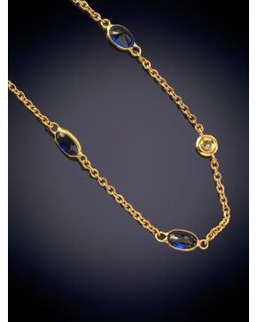 293-ELEGANTE PULSERA DE ZAFIROS Y BRILLANTES sobre una montura y con cadena en oro amarillo de 18K.