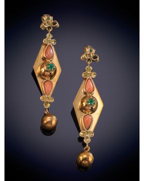 305-ELEGANTES PENDIENTES DECORADOS POR CORAL PIEL DE ÁNGEL Y UNA ESMERALDA CENTRAL sobre una montura en oro rosa de 14K.