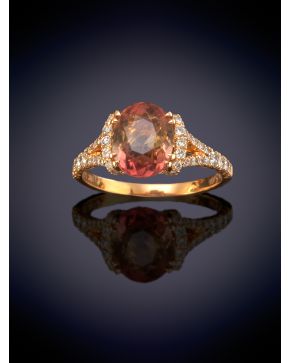 308-ELEGANTE SORTIJA CON UNA TURMALINA CENTRAL TALLA OVAL ENGASTADA SOBRE UNA MONTURA DECORADA POR 0,55CT DE BRILLANTES en oro rosa de 18K.