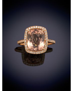 309-BELLA SORTIJA CON UNA MORGANITA CENTRAL ENGASTADA SOBRE UNA MONTURA DECORADA POR 0,32CT DE BRILLANTES en oro rosa de 18K.