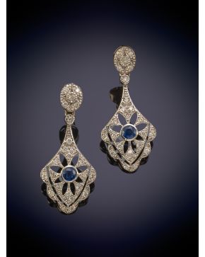 311-ELEGANTES PENDIENTES ESTILO ANTIGUO DECORADOS CON BRILLANTES Y ZAFIROS sobre una montura en oro blanco de 18K.