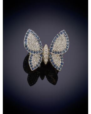 316-ELEGANTE SORTIJA CON DISEÑO DE MARIPOSA DECORADA POR 0,60CT DE BRILLANTES Y 0,60CT DE ZAFIROS AZULES sobre una montura en oro blanco de 