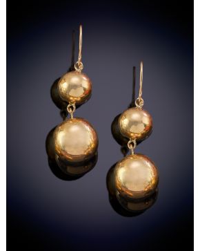 324-BELLOS PENDIENTES COLGANTES CON DOS ESFERAS en oro amarillo de 14K.