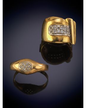 374-CONJUNTO FORMADO POR DOS SORTIJAS UNA DE ELLAS DECORADA POR BRILLANTES sobre una montura en oro amarillo de 18K.