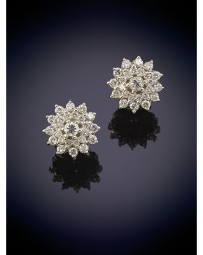 375-BELLOS PENDIENTES ESTILO ROSETÓN DE BRILLANTES sobre una montura en oro blanco de 18K.