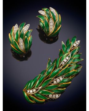 377-CONJUNTO DE BROCHE Y PENDIENTES DE ESMALTE VERDE Y BRILLANTES. DISEÑO DE HOJAS sobre una montura de oro amarillo de 18K.