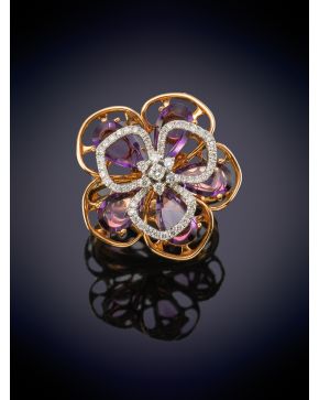 398-ELEGANTE SORTIJA DE DISEÑO FLORAL CON PÉTALOS DE AMATISTA Y BRILLANTES sobre una montura en oro rosa de 18K,.