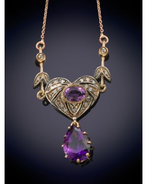 399-ELEGANTE COLGANTE CON DISEÑO DE CORAZÓN DECORADO POR AMATISTAS Y BRILLANTES sobre una montura y con cadena en oro rosa de 14K.