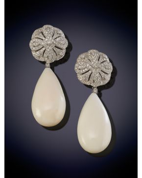 4-ELEGANTES PENDIENTES DE LÁGRIMA DE CORAL BLANCO MEDITERRÁNEO CON GRAN ROSETÓN DE BRILLANTES que suman un total de 1,60ct. aprox. Montura d