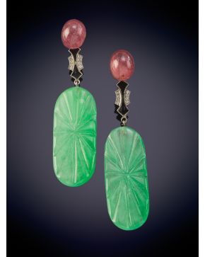 400-ELEGANTES PENDIENTES LARGOS CON UNA PLACA DE JADE TALLADO QUE PENDE DE UNA MONTURA CON ESMALTE, BRILLANTES Y UNA TURMALINA ROSA sobre un