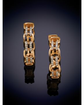 425-EXQUISITOS PENDIENTES EN FORMA DE ARO CON UN DISEÑO DE CALABROTES COMBINANDO ORO ROSA Y BRILLANTES. Montura en oro rosa de 18 k. 