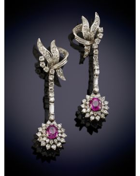 439-ELEGANTES PENDIENTES LARGOS DE ZAFIROS ROSAS Y DIAMANTES TALLA BAGUETTE Y BRILLANTE sobre una montura en oro blanco de 18K.