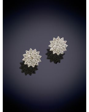 441-ELEGANTES PENDIENTES ROSETÓN CON BRILLANTES DE 0,45CT sobre una montura en oro blanco de 18K.