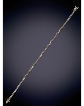 489-PULSERA RIVIERE DE BRILLANTES NEGROS SOBRE UNA MONTURA DE GARRAS EN ORO BLANCO DE 18K. Peso total de los diamantes: 2,56ct, aprox.