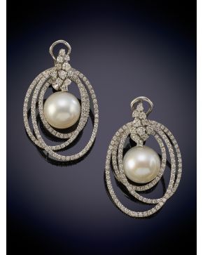 491-BELLOS PENDIENTES DE BRILLANTES CON PERLA AUSTRALIANA, CALIDAD EXTRA. Favorecedor diseño con aros de gran tamaño con una perla central. 