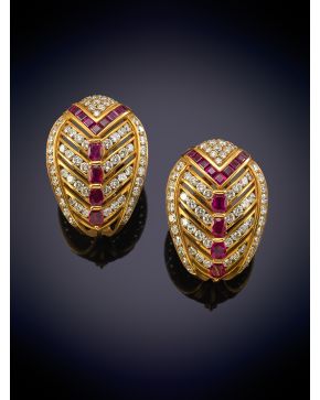 499-ORIGINALES PENDIENTES EN FORMA DE ESPIGA DECORADOS POR BRILLANTES Y RUBÍES TALLA OVAL sobre una montura en oro amarillo de 18K.