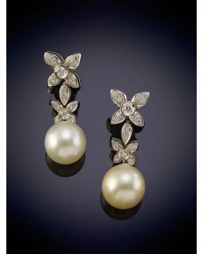 503-EXQUISITOS PENDIENTES CON UN ELEGANTE DISEÑO FLORAL DECORADOS POR BRILLANTES DE 0,68CT APROX, CON PERLAS AUSTRALIANAS, sobre una montura