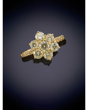 504-ELEGANTE SORTIJA FLOR DE BRILLANTES DE GRAN CALIDAD CON UN PESO DE 1,35CT. APROX Sobre una montura de garras en oro amarillo de 18k. 